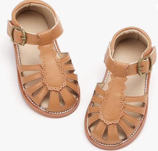 You are currently viewing Spring and Summer Shoes for New Walkers (and beyond): A Pediatric Physical Therapist’s Guide